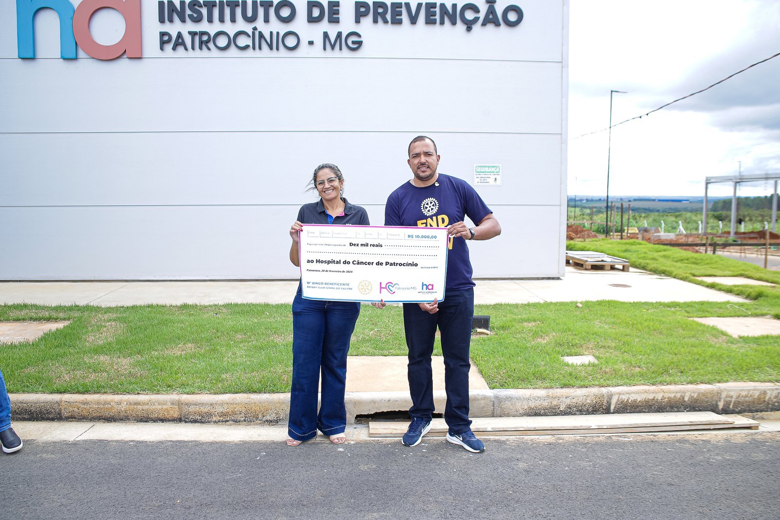 ROTARY CLUB DE SERRA DO SALITRE ENTREGA DOAÇÃO AO HOSPITAL DE AMOR DE PATROCÍNIO
