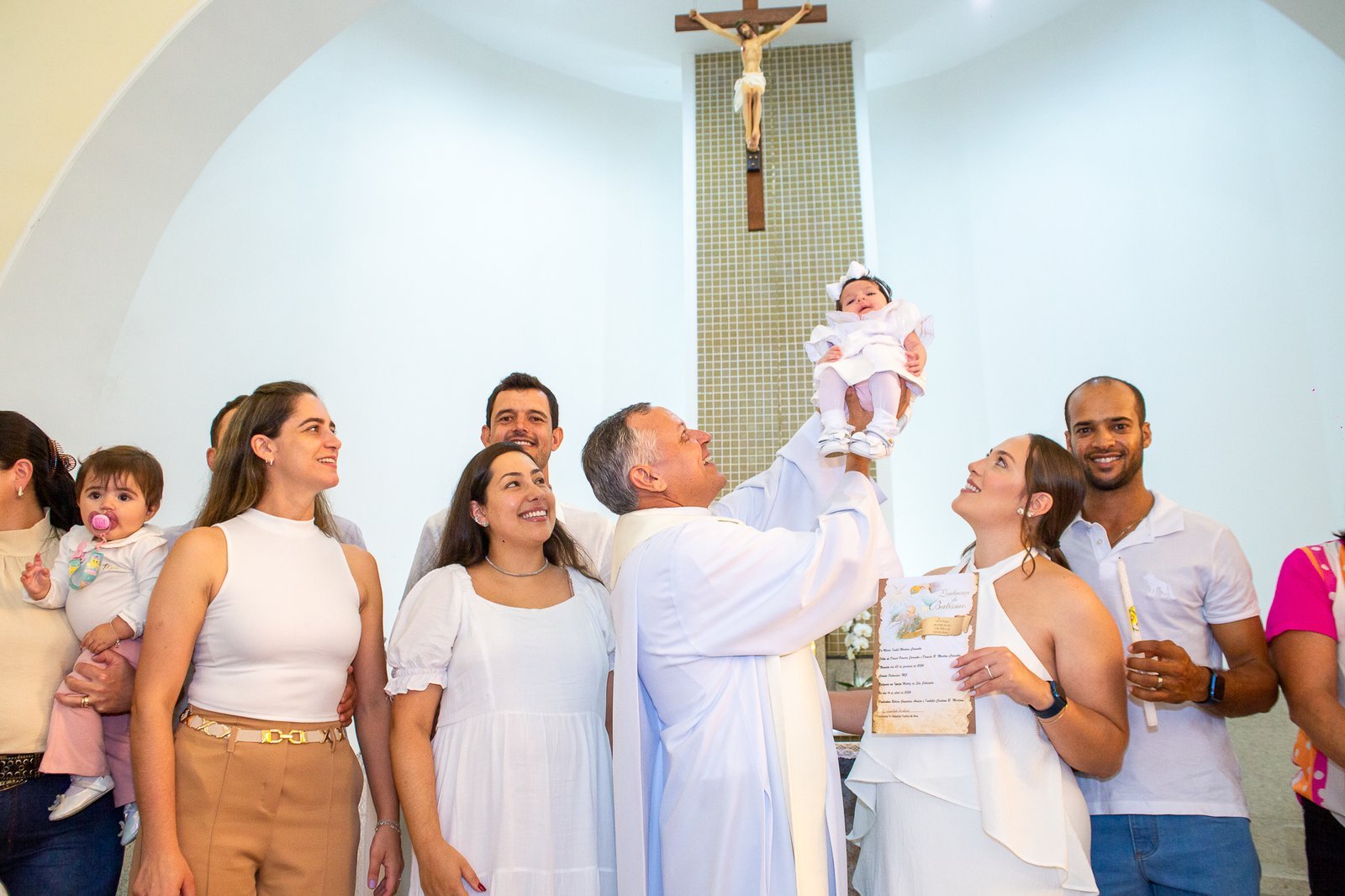 O Batizado da Maria Isabel: Um Momento de Fé e União Familiar