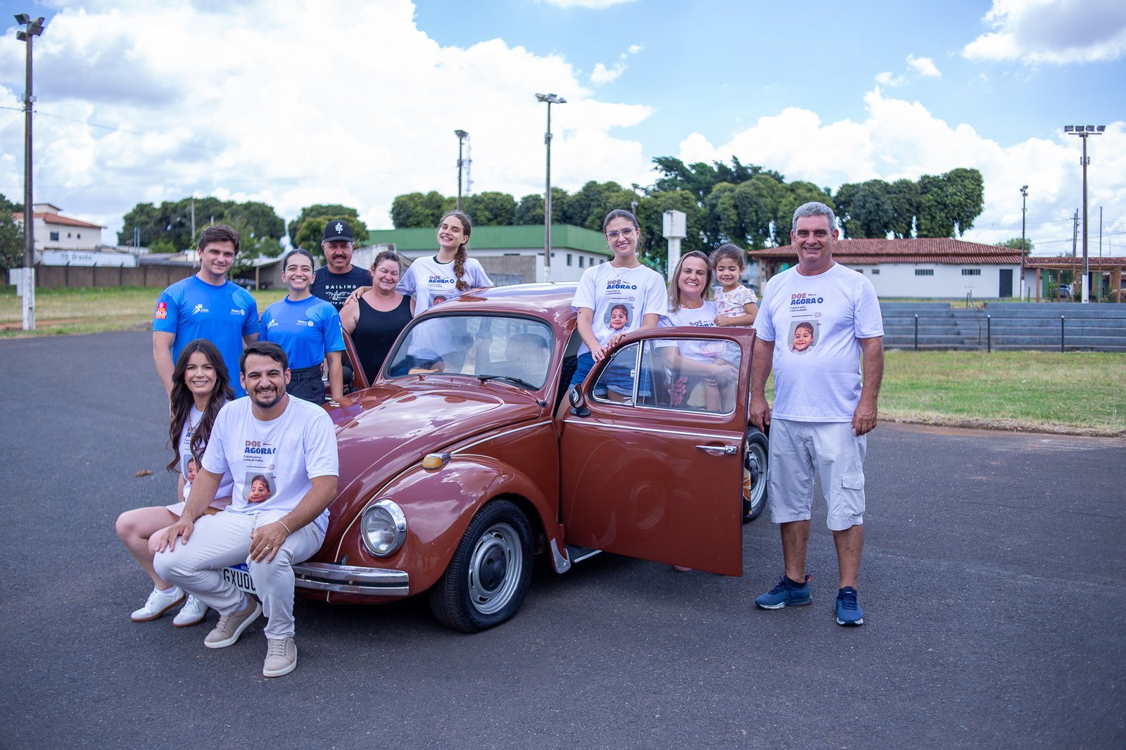 FILHAS DE EX-PREFEITO DE SERRA DO SALITRE DOAM FUSCA PARA PROJETO CURA PARA DUDU EM LEILÃO BENEFICENTE