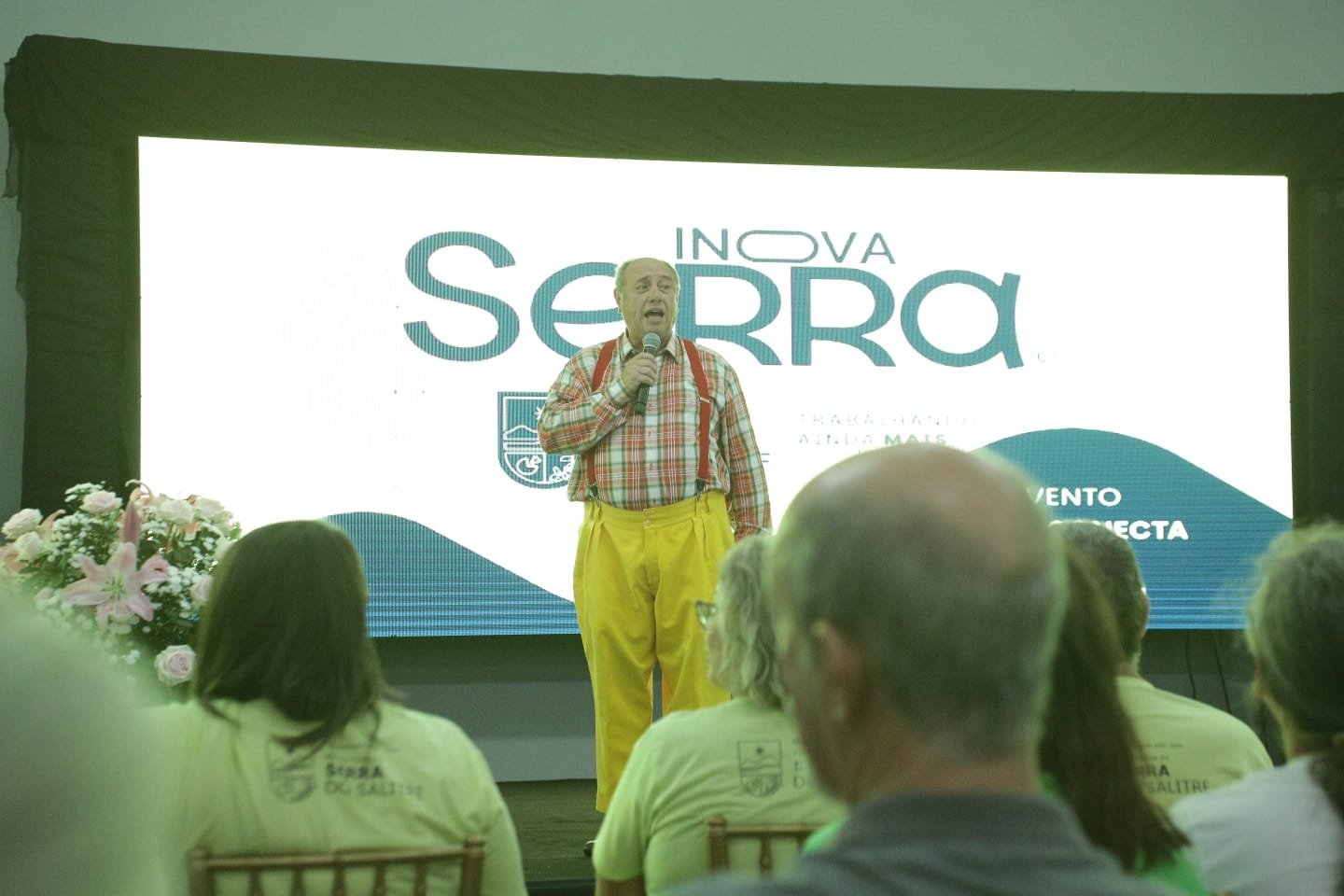 CENTRO DE CONVENÇÕES DE SERRA DO SALITRE TEM HUMOR, MÚSICA E LAZER