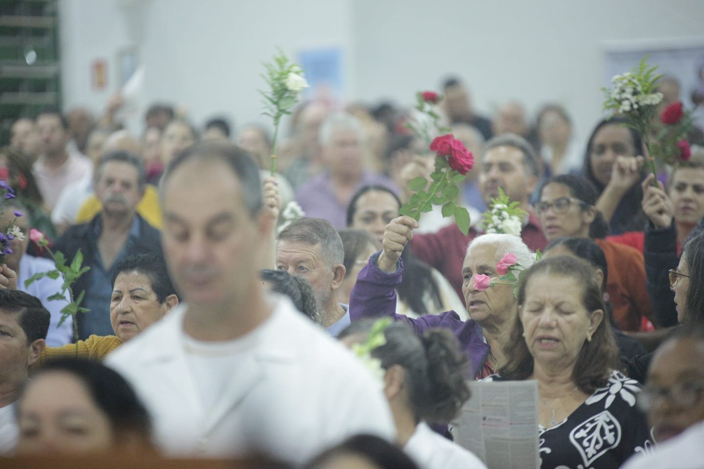 FÉ E FLORES CELEBRAM A RESSURREIÇÃO NA PARÓQUIA DE SÃO SEBASTIÃO