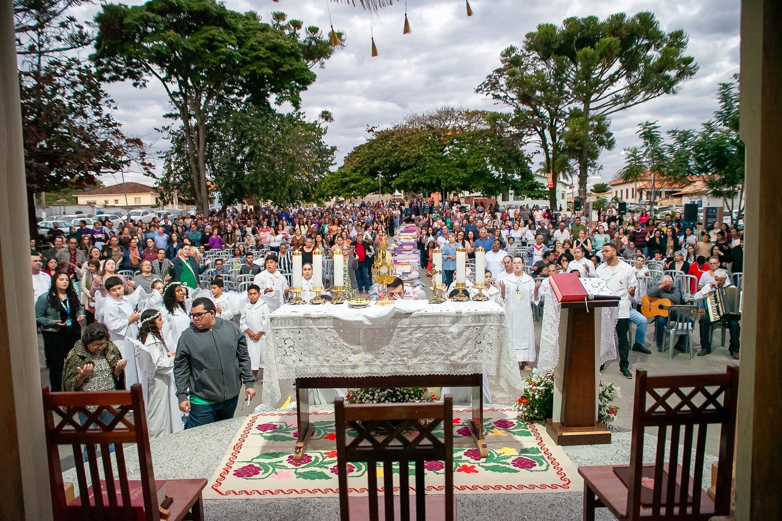 Comunidade católica de Serra do Salitre celebrando Corpus Christ