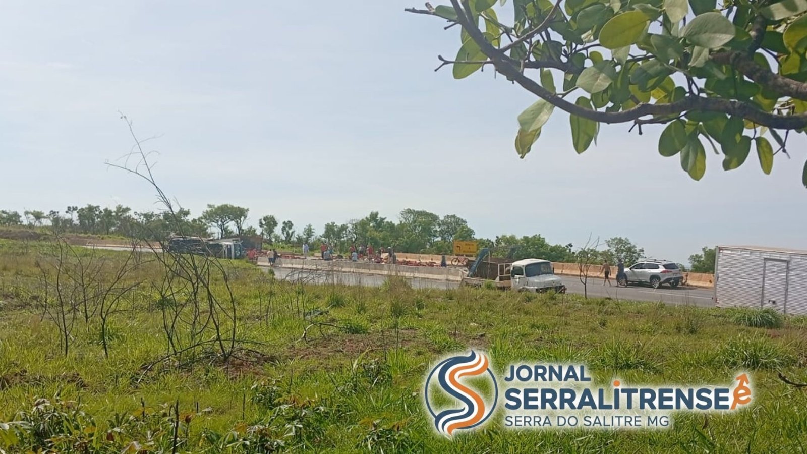 ACIDENTE GRAVE BLOQUEIA PISTA PRÓXIMA A CATIARA, CAMINHÃO CARREGADO TOMBA EM CURVA PERIGOSA