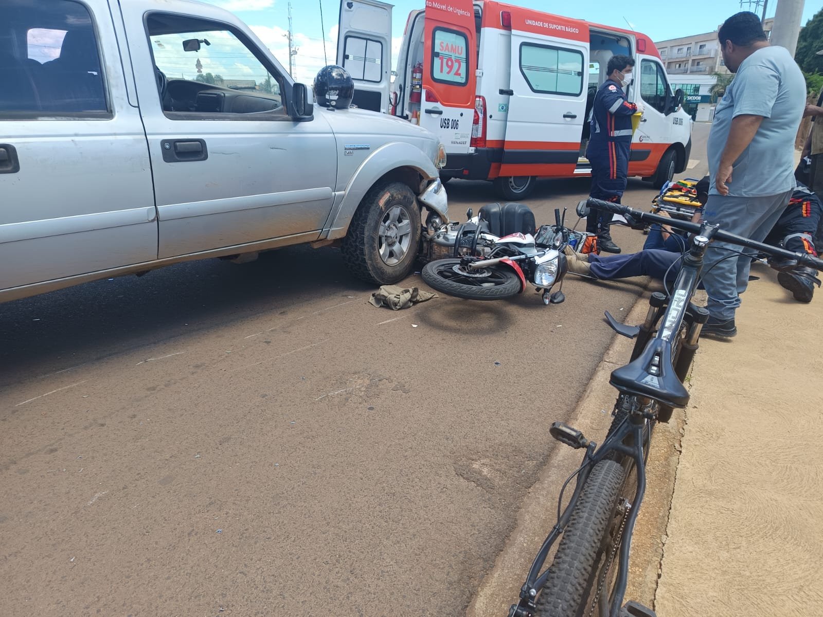 MOTOCICLISTA FICA FERIDA EM COLISÃO NO BAIRRO BELA VISTA EM SERRA DO SALITRE E MORADORES FAZEM DENUNCIA