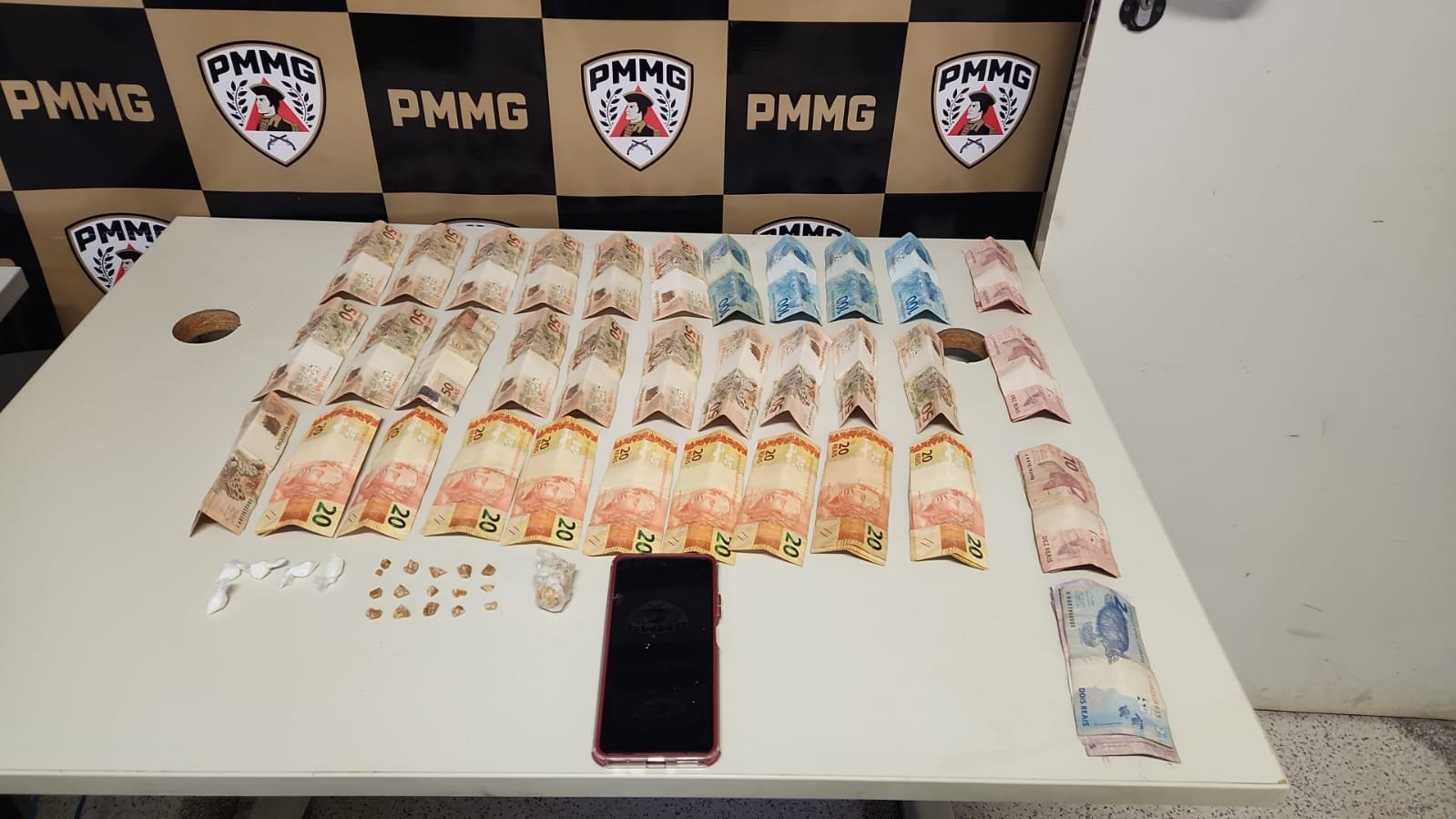 POLÍCIA MILITAR PRENDE SUSPEITO POR TRÁFICO DE DROGAS NO BAIRRO SANTO ANTÔNIO