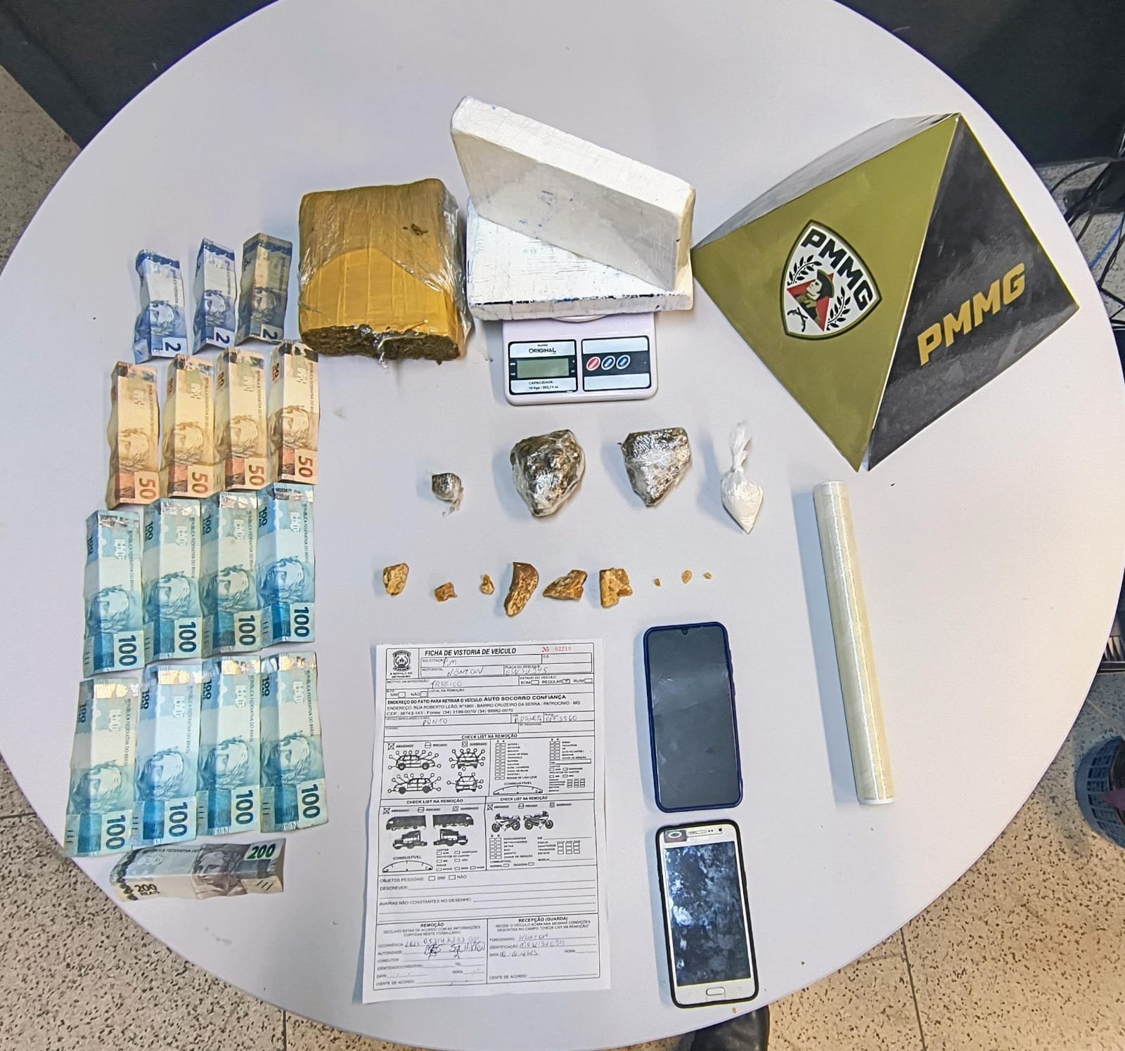 POLÍCIA MILITAR PRENDE DOIS SUSPEITOS DE TRÁFICO DE DROGAS