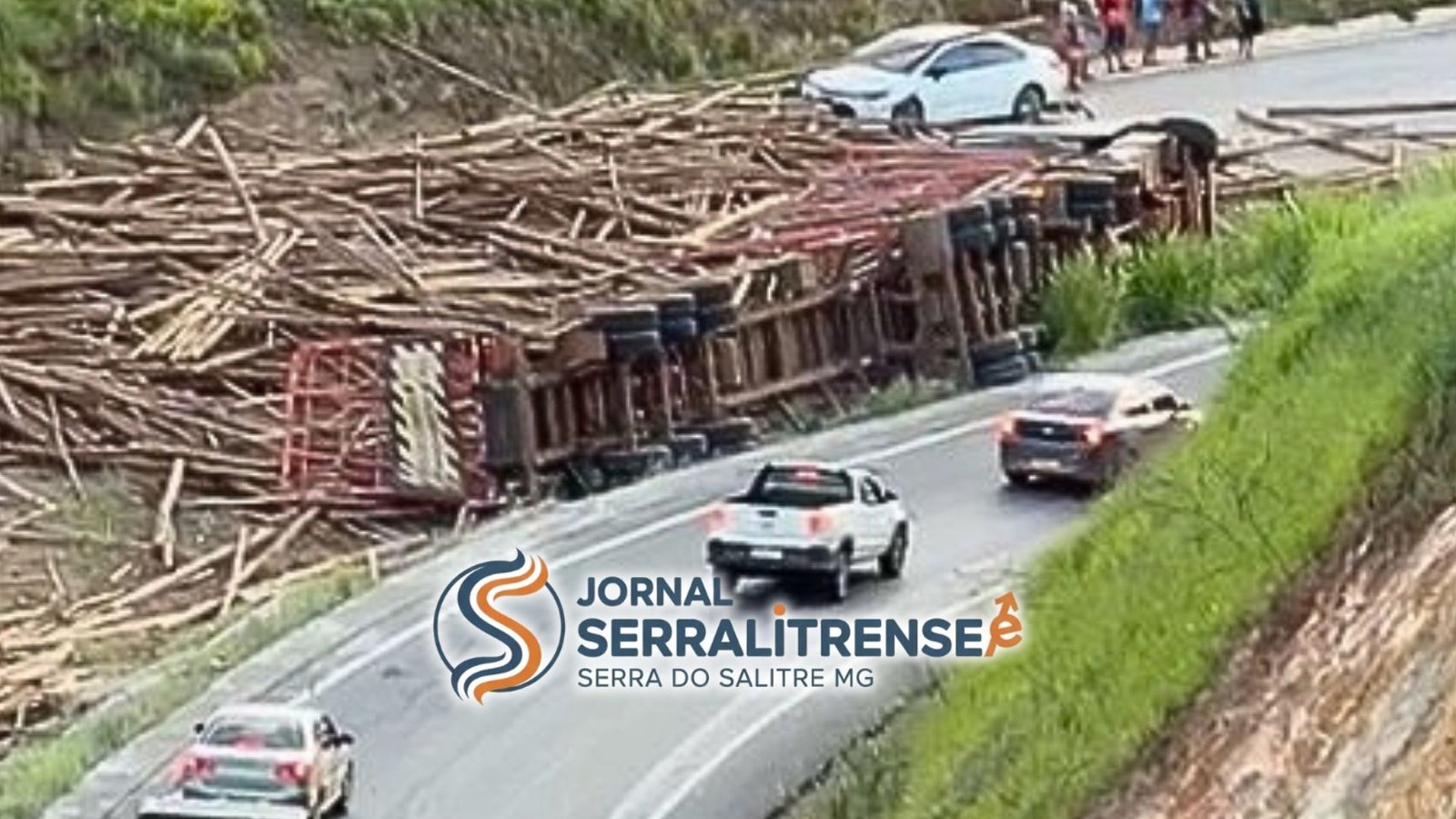 ACIDENTE NA BR-146 TOMBAMENTO DE CAMINHÃO COM MADEIRA INTERDITA SENTIDO SERRA DO SALITRE