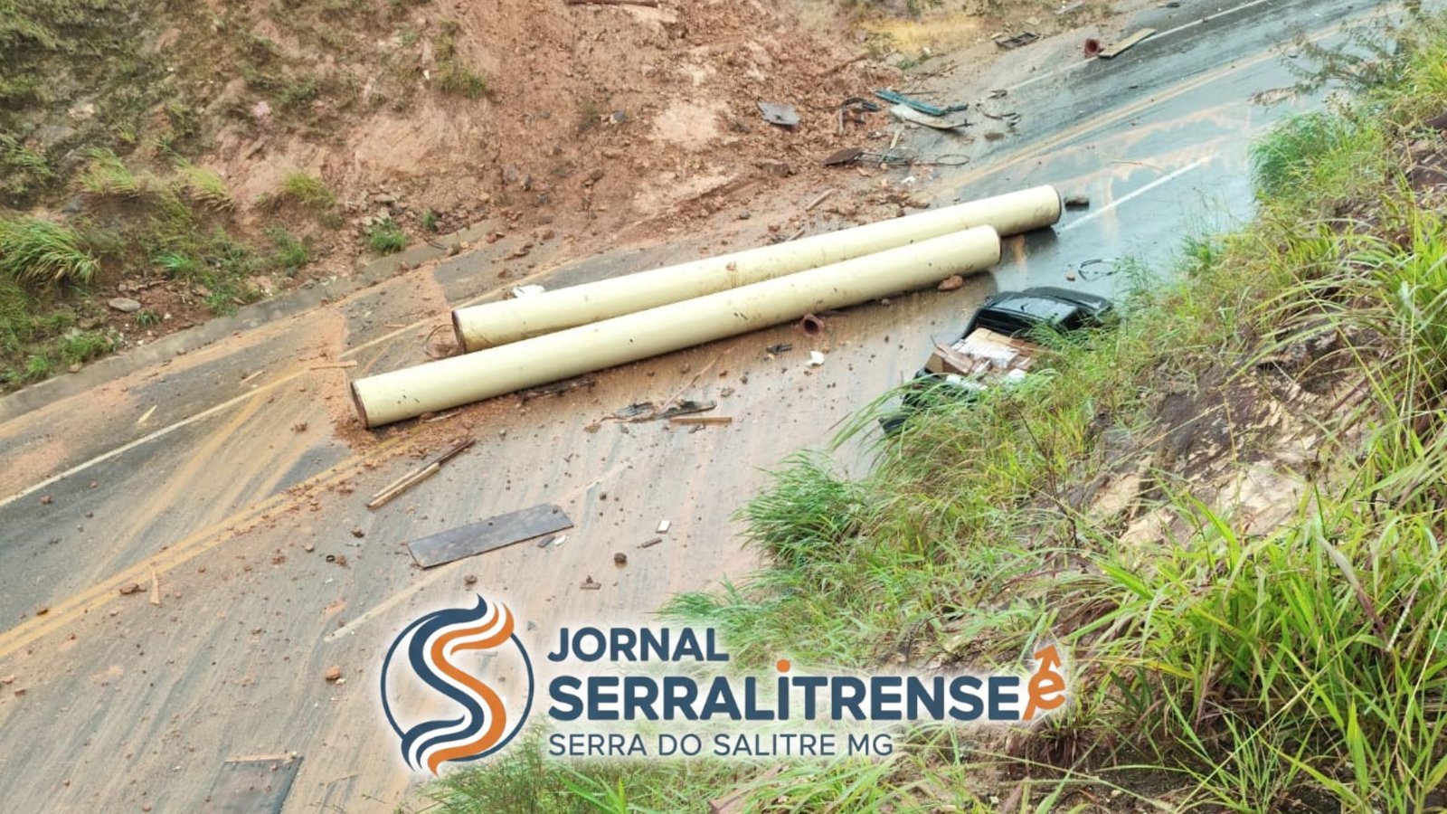 ACIDENTE NA BR-146 EM SERRA DO SALITRE: CARRETA DERRAMA TUBULAÇÃO E PISTA ESTÁ 100% INTERDITADA EM CATIARA
