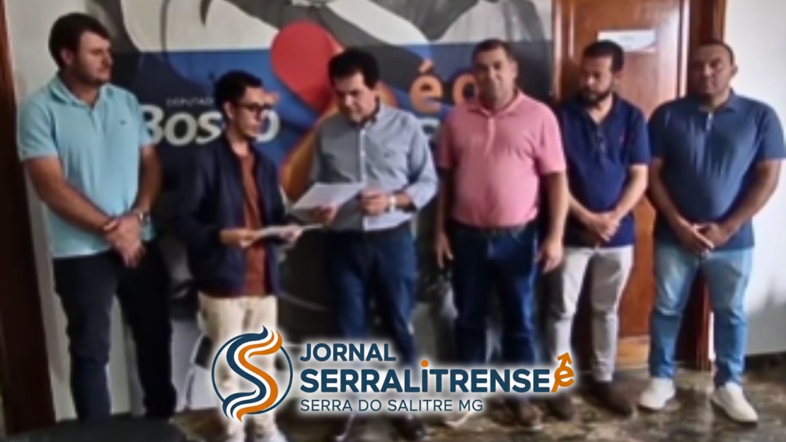 COMITIVA DE SERRA DO SALITRE GARANTE NOVA VAN PARA TRANSPORTE DE ESTUDANTES EM ENCONTRO COM DEPUTADO BOSCO