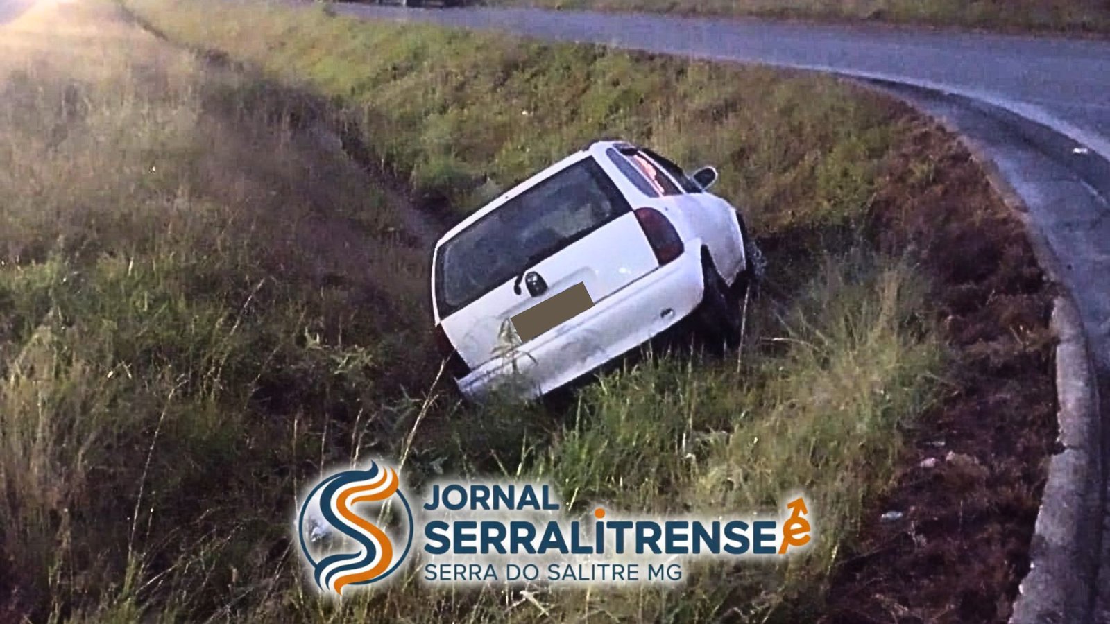 CARRO CAI EM VALETA APÓS PNEU FURAR NA MG-146 EM SERRA DO SALITRE
