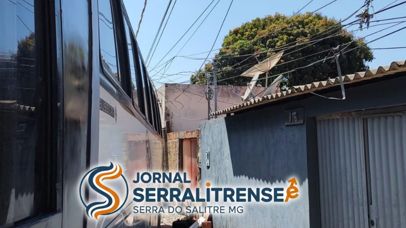 Acidente de ônibus em Serra do Salitre atinge poste no bairro Nações