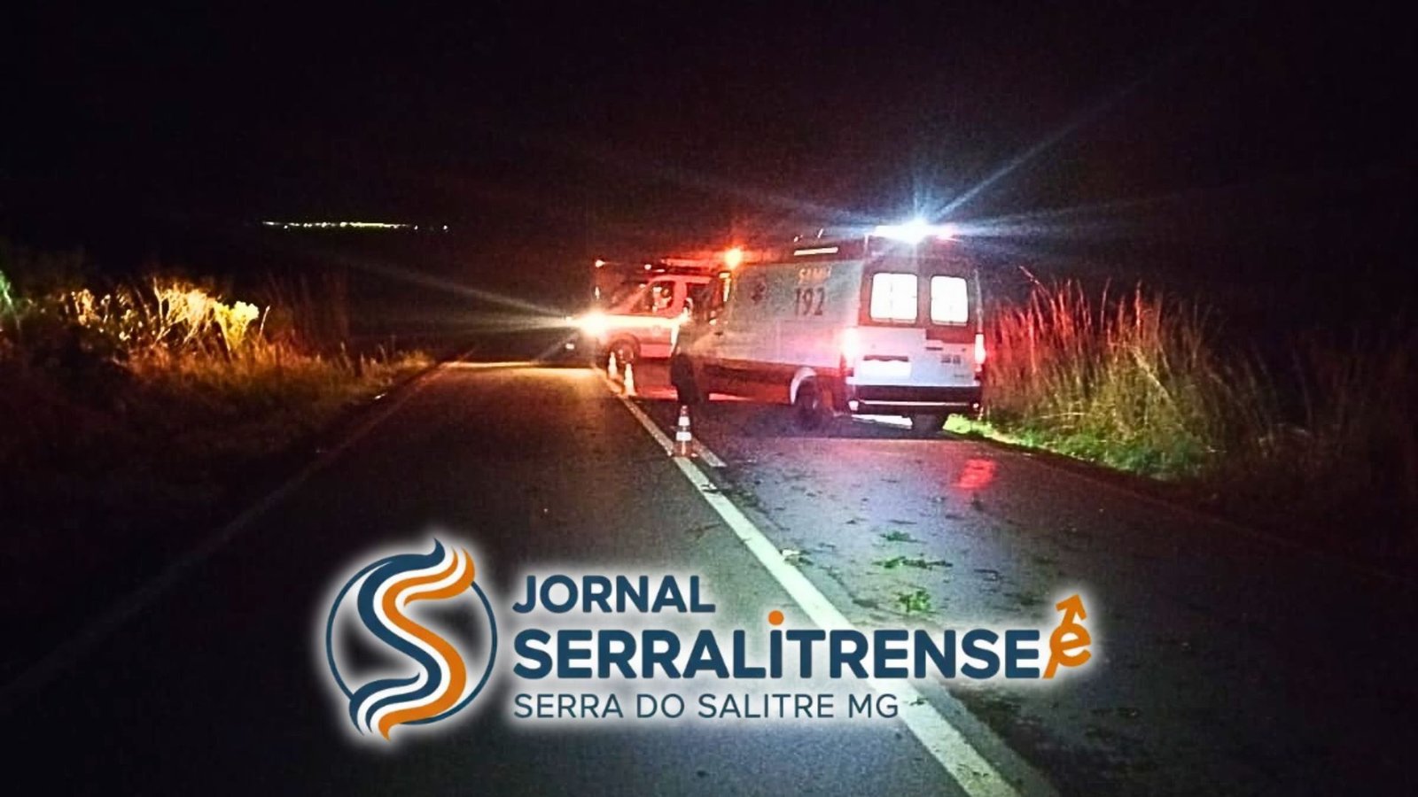 Veículo capota na MG-230 entre Serra do Salitre e Rio Paranaíba após motorista tentar desviar de árvore na pista