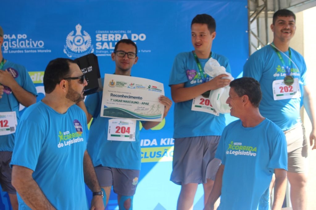 Foto sedida pelo Portal Serralitrense, mostrando a interação dos vereadores e atletas
